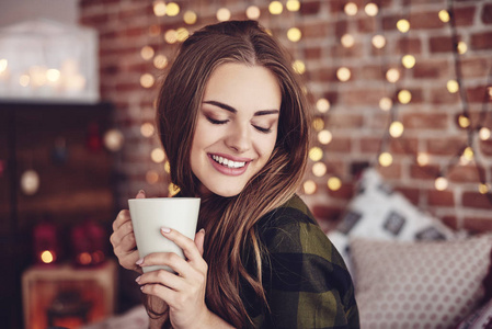 微笑的女人喝咖啡