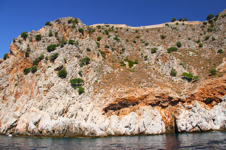 岩石和土耳其的海