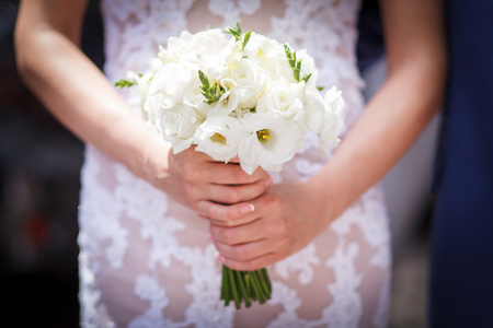 在新娘的手中的鲜花