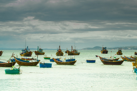 大量的渔船在海上，在鱼村 美奈 越南