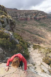 攀爬悬崖在金门高地国家公园，南非旅游。冒险和探索在非洲