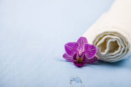 白色和蓝色的毛巾和兰花花