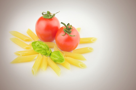 意大利面 新鲜的西红柿和罗勒