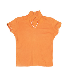 空白的橙色 t 恤，白色的背景上