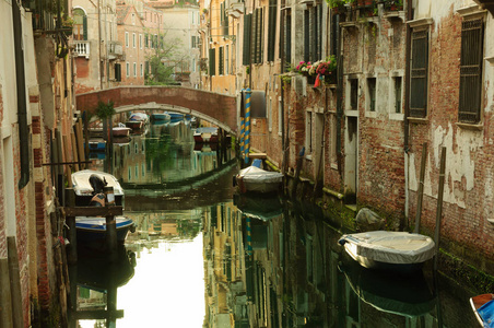 威尼斯运河与缆车跨的经典图片