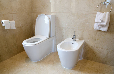 厕所和浴盆在大理石瓷砖浴室