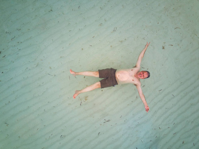 一个成年男子漂浮在海水