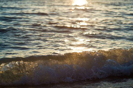 海浪和涟漪在日落背景