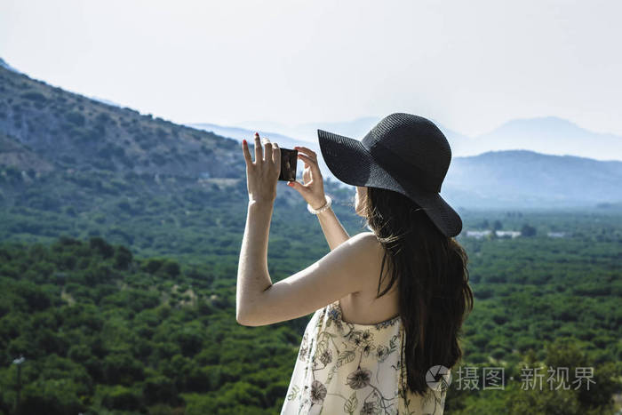 女人旅行摄影克利特岛上美丽的自然景色山.概念 ——