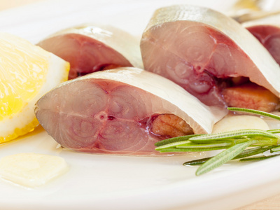 鲜切鲭鱼在橄榄油图片