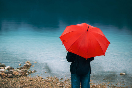 小红伞的女人考虑上雨