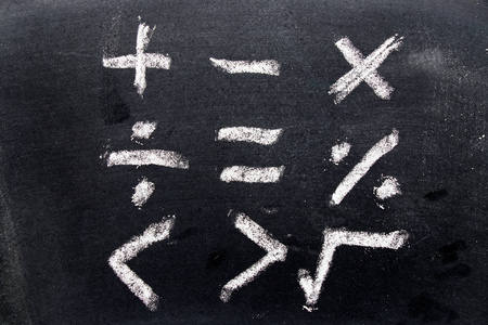 数学符号集绘制由粉笔在黑板背景