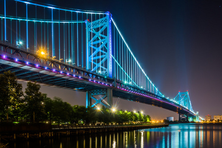 本杰明  富兰克林桥在晚上，在费城，Pennsylv