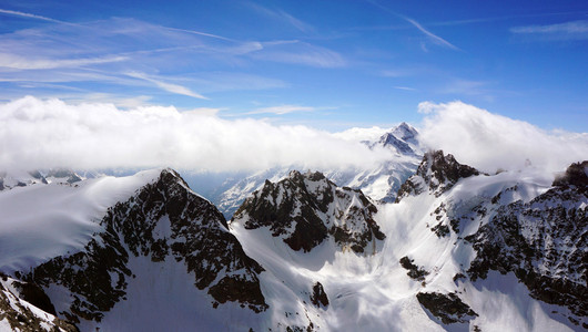 铁力士雪山山脉的山谷