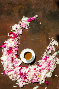 牡丹花瓣和咖啡