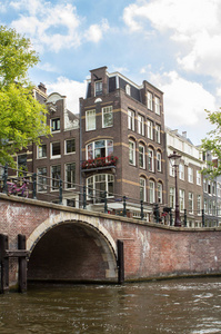 在阿姆斯特丹运河大桥