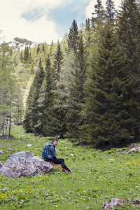 女性的徒步旅行者享受山中的空气