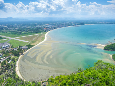 美丽的大海岸边上热带夏季时间