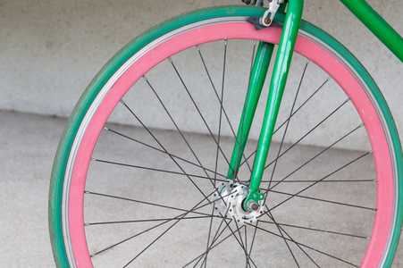 在建设绿色的固定的齿轮自行车的轮子