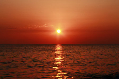 黑海和夏季海滩的落日
