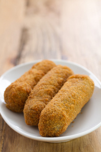 在白盘子里的肉 croquete