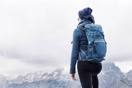 女性的徒步旅行者站在山顶