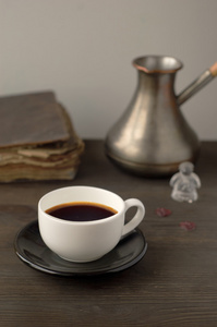 杯咖啡，背景为土耳其人和书上木