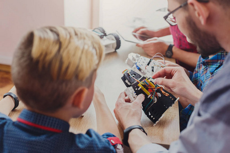 干教育。孩子们与老师创建机器人