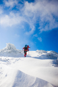 登山者是在雪坡