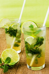 两个新鲜 mojitos 鸡尾酒。薄荷叶 石灰 Mojitos