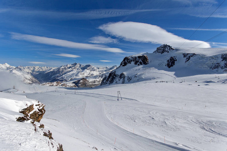 高山滑雪滑雪坡在采尔马特瑞士，意大利，瓦莱达奥斯塔 维尼 奥斯塔山谷，切尔维尼亚高原玫瑰