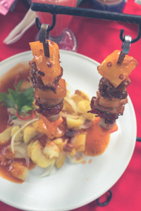 近摄镜头在餐厅中的红色背景上烤烤肉串。印尼巴厘岛的热带岛屿