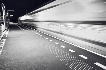 铁路跟踪在夜间火车运输。黑白照片