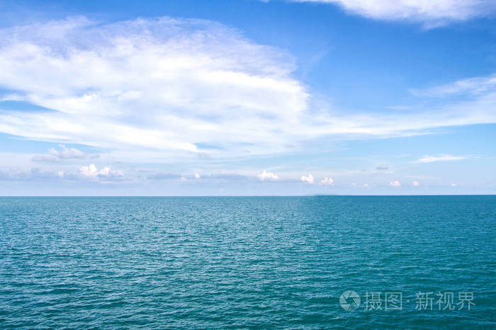 地平线上的海洋和蓝色天空背景