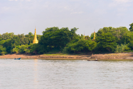 两岸的伊洛瓦底河，曼德勒，缅甸，缅甸的一个宝塔。复制文本的空间