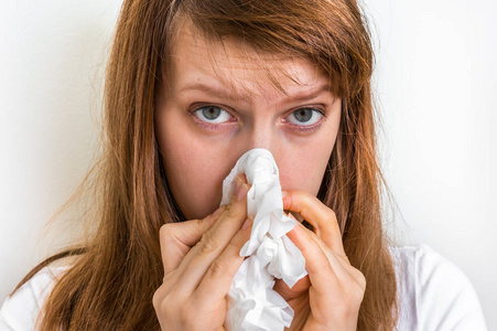 有过敏或流感感冒症状打喷嚏在组织中的女人