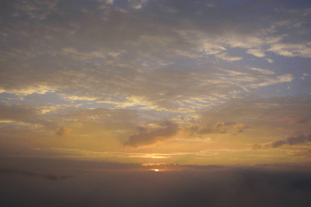 真正的软焦点早晨阳光雾在山风景, 雾的海为冬天背景