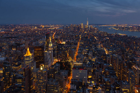 曼哈顿的鸟瞰图在晚上, 纽约