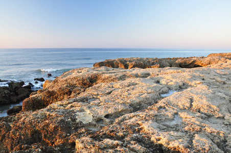 美丽的岩石海滨的葡萄牙