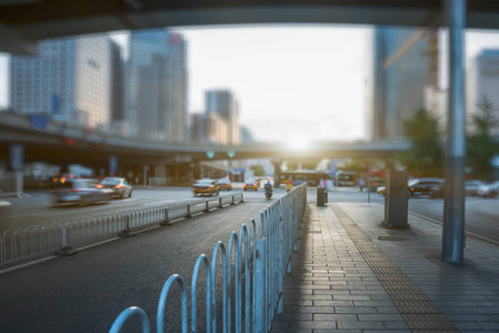 在上海，中国街的交通灯步道