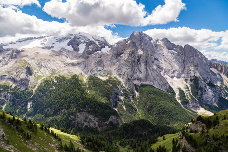 视图的 Marmolada，也被称为女王的白云岩。Marmolada 是最高的山峰，白云岩，位于意大利东北部的