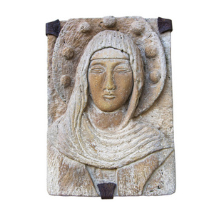 刻在石头上的圣母玛利亚