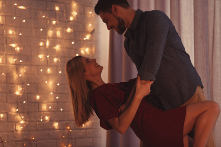 快乐情侣在浪漫约会中跳舞图片