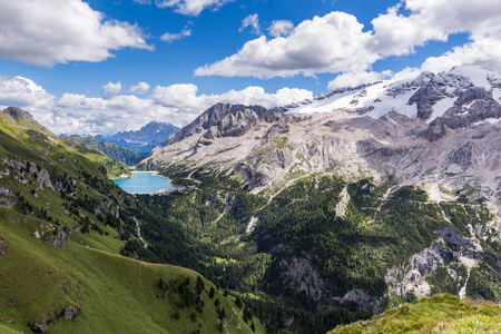 Marmolada，也被称为女王的白云岩和 Fedaia 湖的视图。Marmolada 是最高的山峰，白云岩，位于意大利东北部的