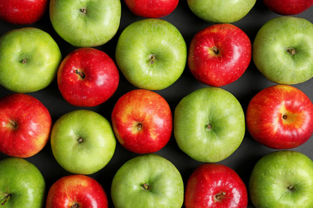 新鲜的绿色和红色的苹果在黑暗的背景, 顶部视图
