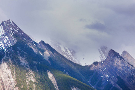 如诗如画的山景，在夏季加拿大洛基山