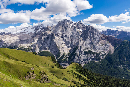 视图的 Marmolada，也被称为女王的白云岩。Marmolada 是最高的山峰，白云岩，位于意大利东北部的