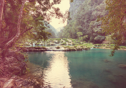 美丽的自然水池在 Semuc Champey, Lanquin, 危地马拉, 中美洲