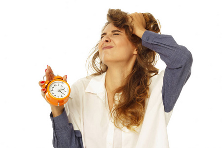 一个美丽的压力妇女的肖像手持时钟在白色背景的手