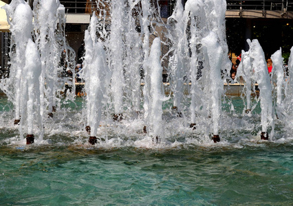 晴朗夏日的城市喷泉
